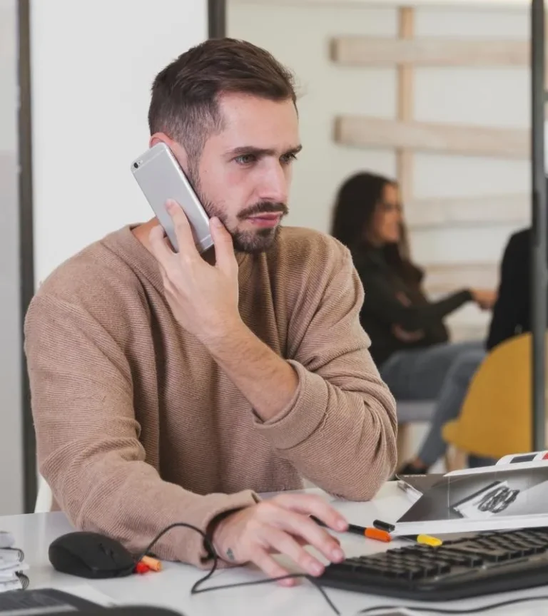 homme-parle-telephone-bureau Image description